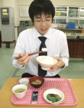 朝食を食べる平井さん