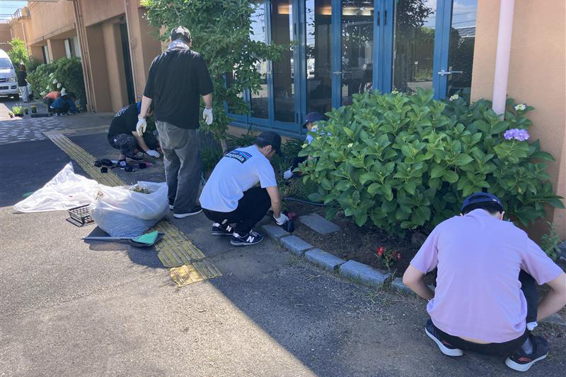 花壇の草取りをしている様子